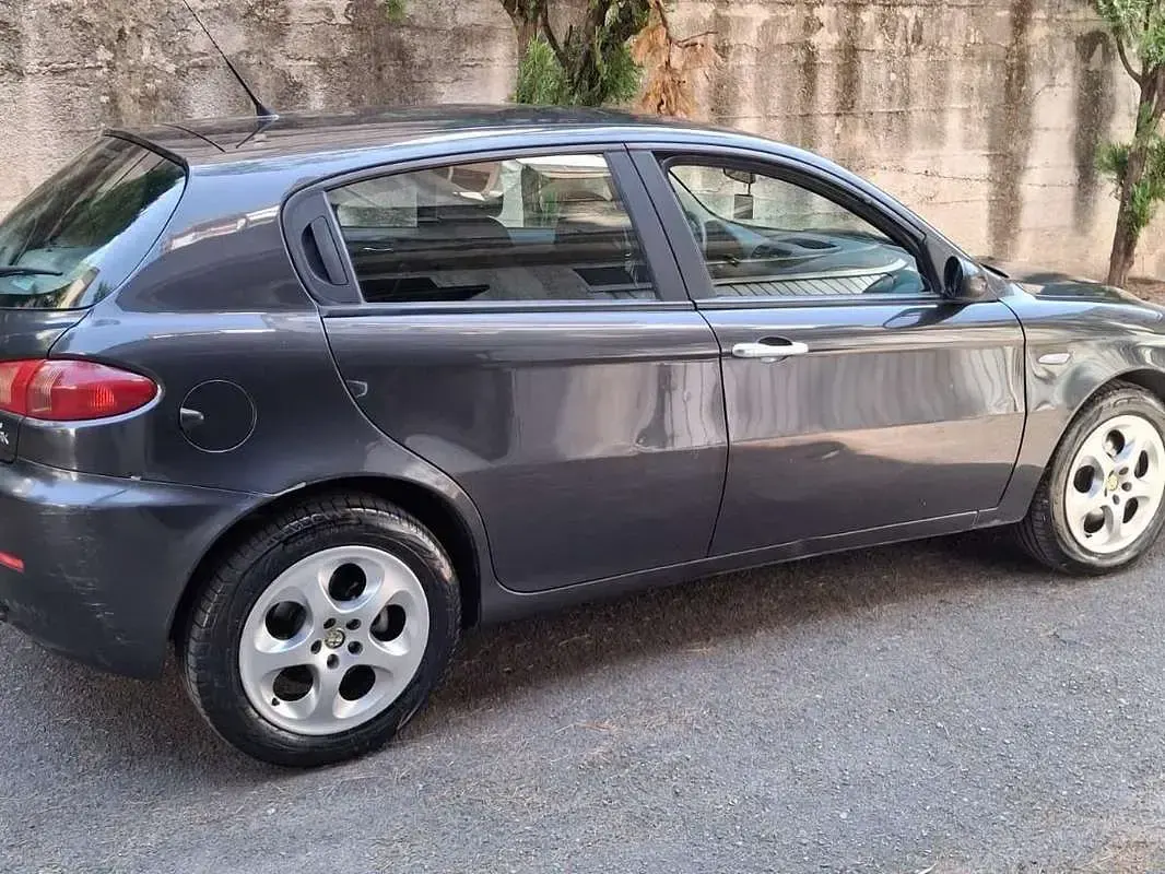 Usata Alfa Romeo 147 Progression 105 CV (77 kW) 2007 Grigio Utilitaria