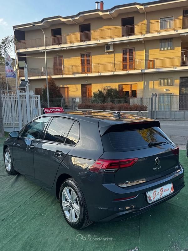 Usata VW Golf VIII Life 110 CV (80 kW) 2023 Grigio Berlina