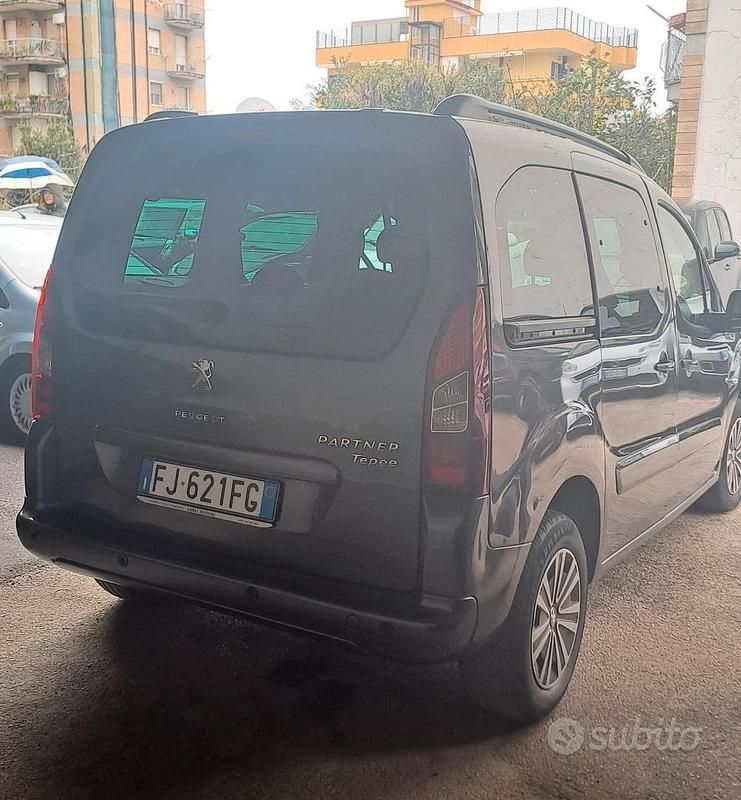 Usata Peugeot Partner Tepee 120 CV (88 kW) 2017 Grigio Monovolume
