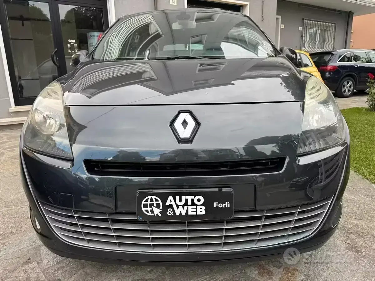 Usata Renault Scénic III 110 CV (80 kW) 2010 Grigio Monovolume