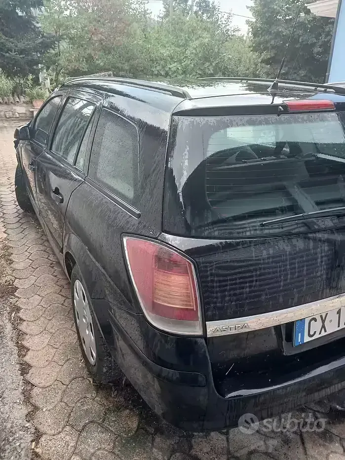 Usata Opel Astra 101 CV (74 kW) 2005 Nero Station wagon
