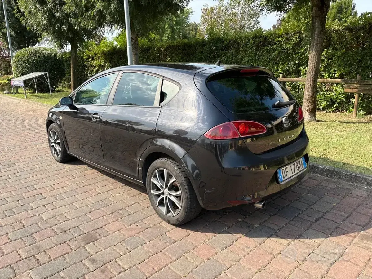 Usata Seat Leon Stylance 102 CV (75 kW) 2007 Nero Utilitaria