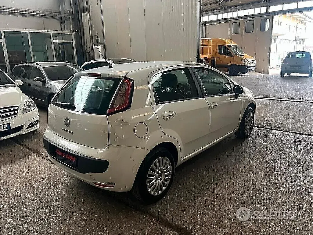 Usata Fiat Grande Punto 75 CV (55 kW) 2011 Bianco Utilitaria
