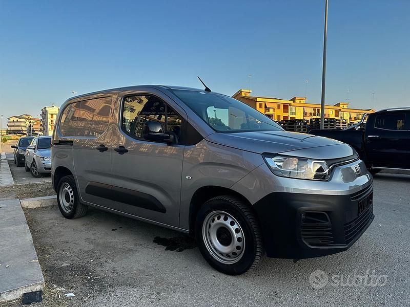 Usata Fiat Doblò 102 CV (75 kW) 2023 Grigio Monovolume