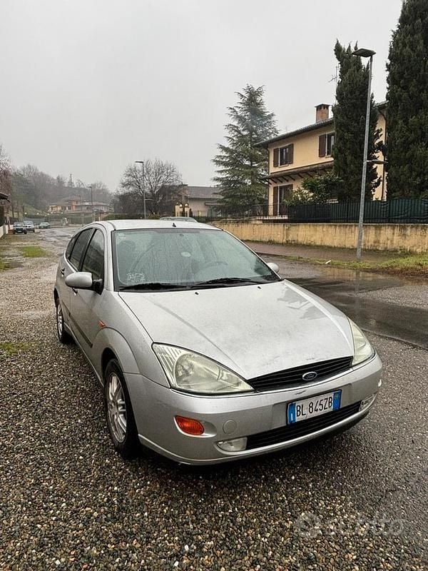 Begagnad Ford Focus 2000 Grå Sedan