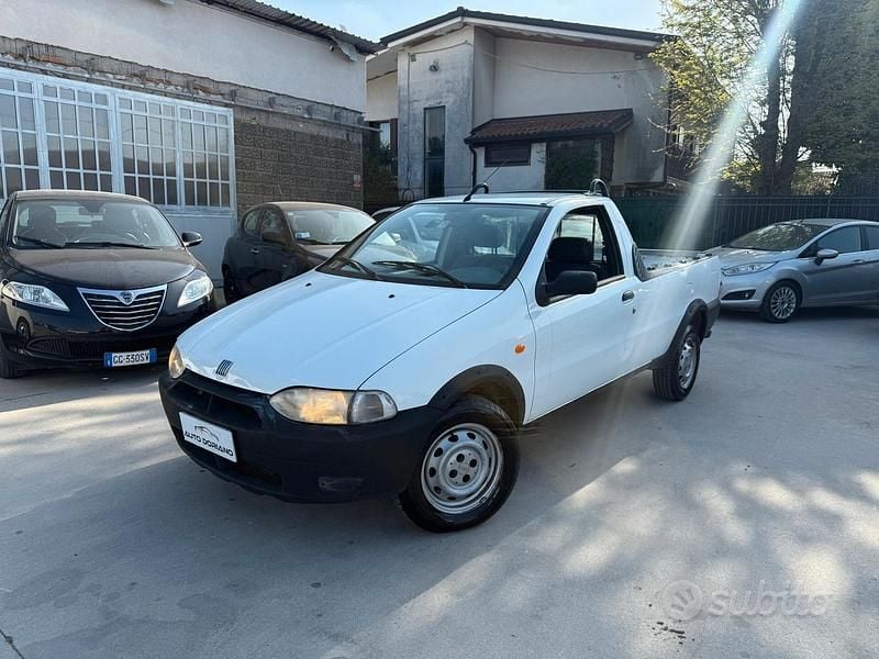 Usata Fiat Strada 62 CV (45 kW) 2001 Bianco Pick-up