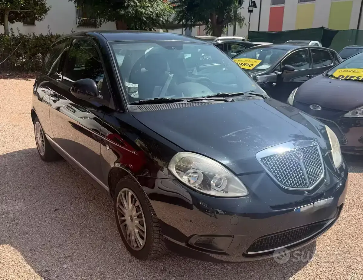 Usata Lancia Ypsilon 75 CV (55 kW) 2011 Nero Utilitaria