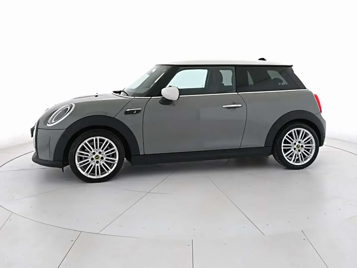 Usata Mini Cooper SE Essential 75 kW (102 CV) 2021 Grigio Utilitaria