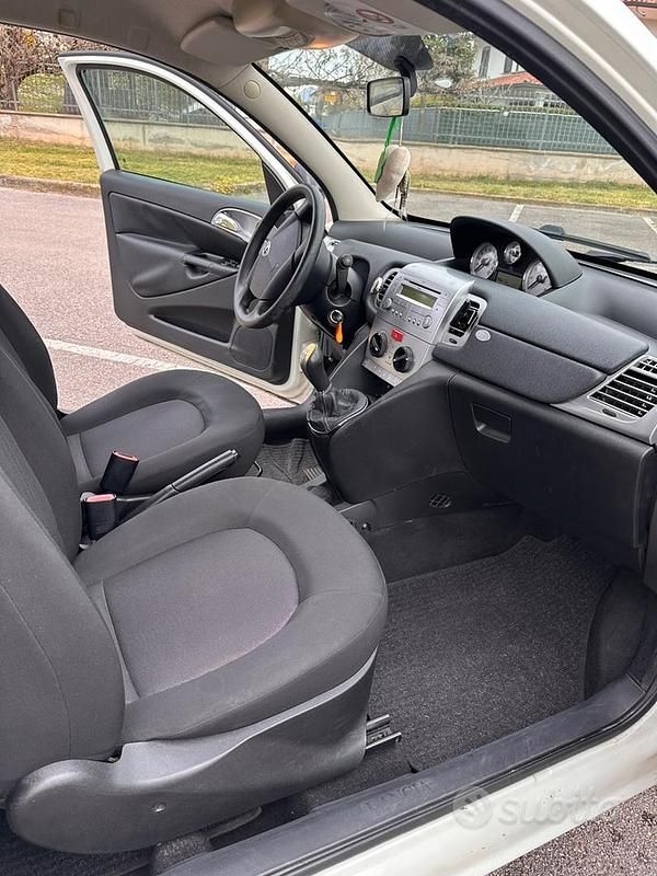 Usata Lancia Ypsilon 67 CV (49 kW) 2013 Bianco Utilitaria