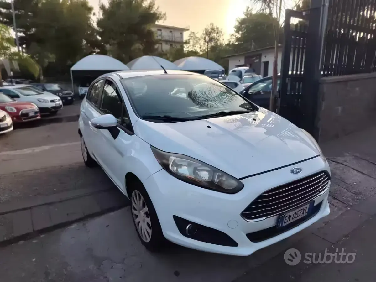 Usata Ford Fiesta 97 CV (71 kW) 2013 Bianco Berlina
