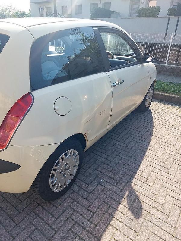 Usata Lancia Ypsilon 60 CV (44 kW) 2004 Giallo Utilitaria