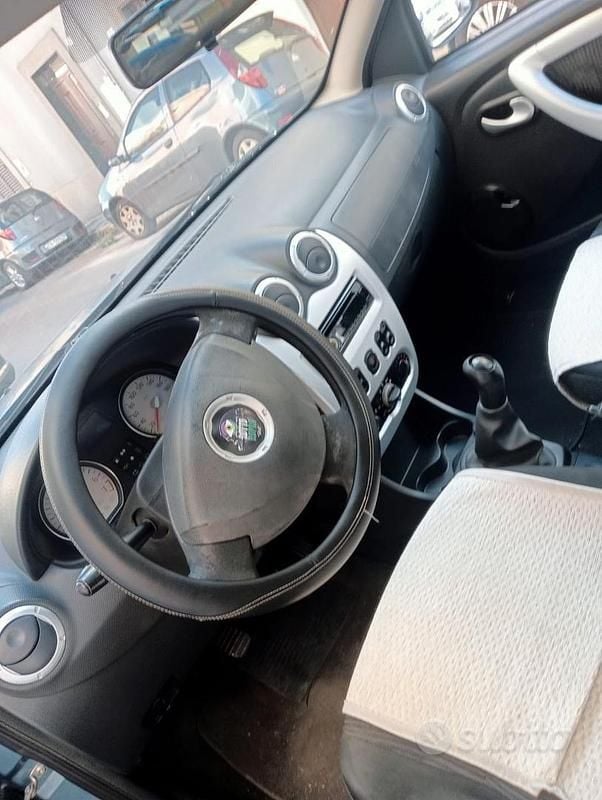 Usata Dacia Sandero 75 CV (55 kW) 2010 Utilitaria