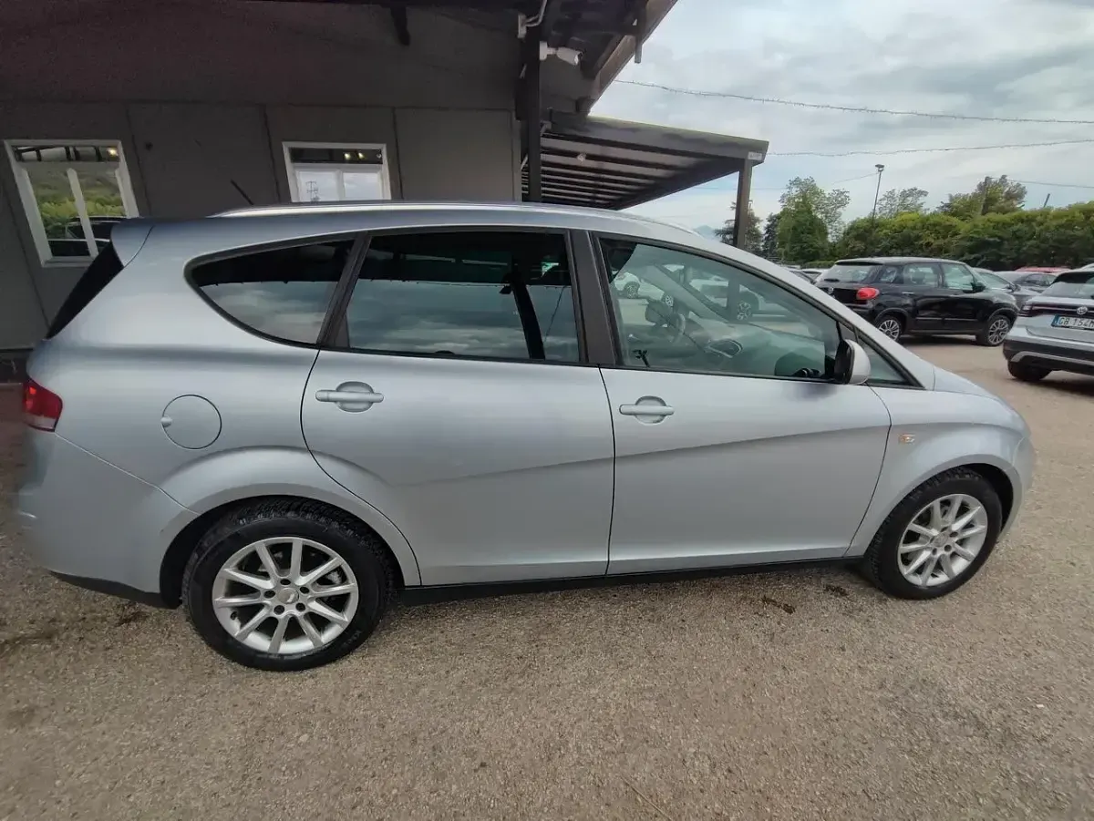 Begagnad Seat Altea XL Style 104 HK (76 kW) 2010 Silver Minibuss