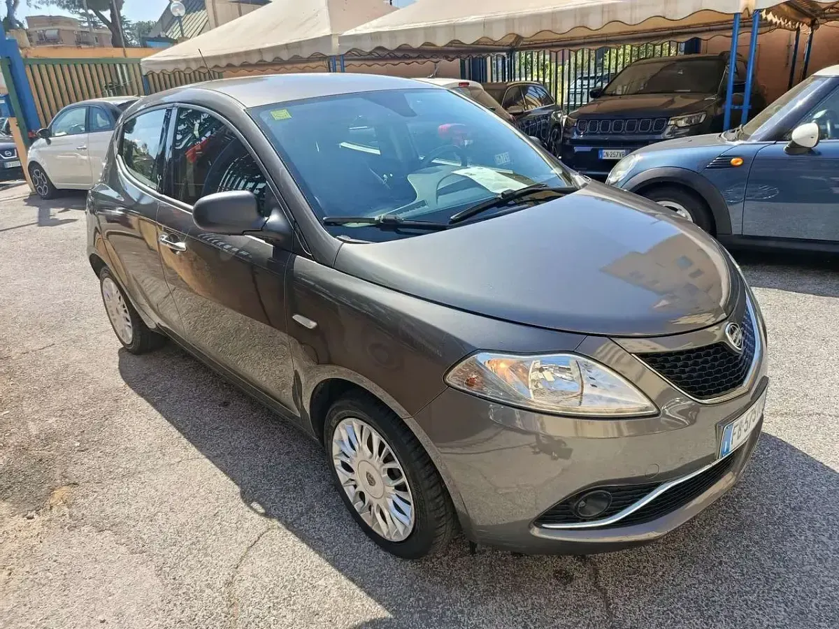 Usata Lancia Ypsilon Gold 95 CV (69 kW) 2016 Grigio Utilitaria