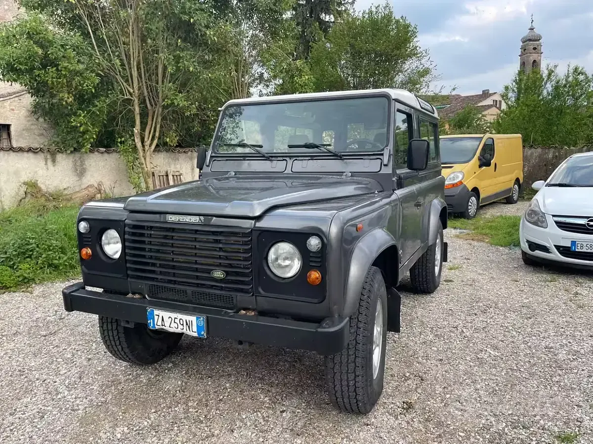 Usata Land Rover Defender SE 122 CV (89 kW) 2003 Nero Station wagon
