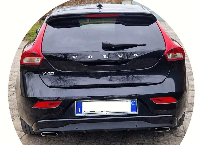 Usata Volvo V40 Momentum 150 CV (110 kW) 2014 Nero Berlina