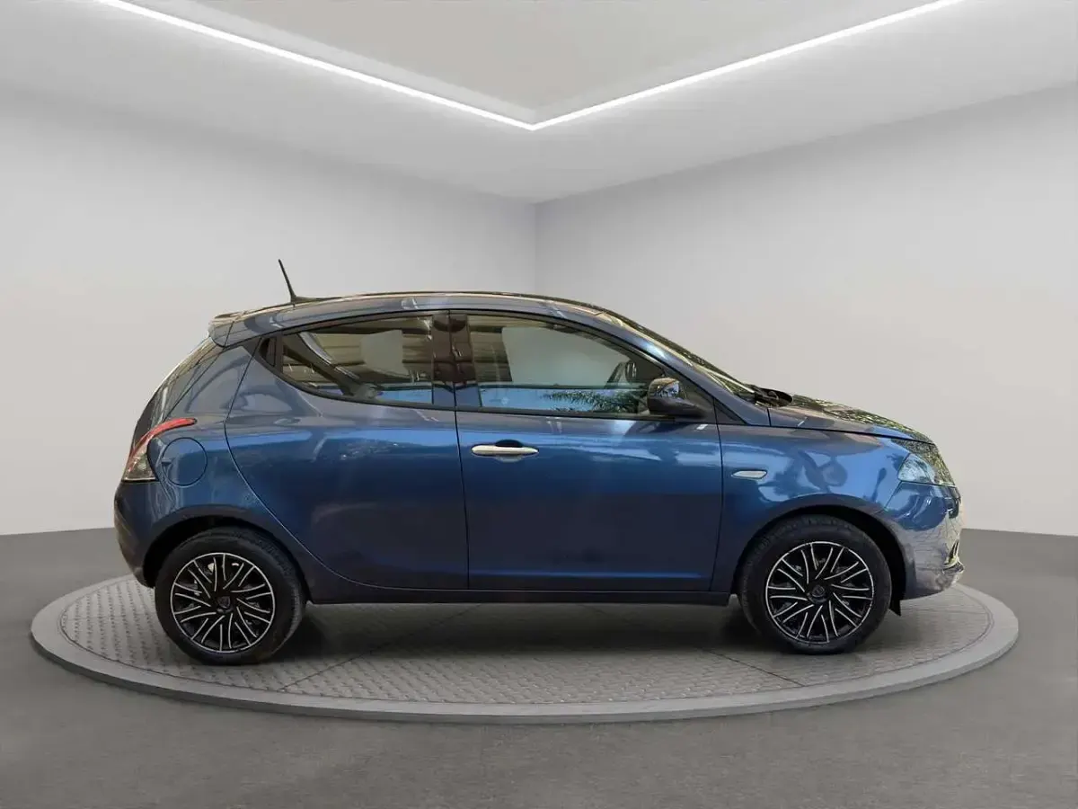 Usata Lancia Ypsilon Gold 69 CV (50 kW) 2022 Blu/azzurro Utilitaria