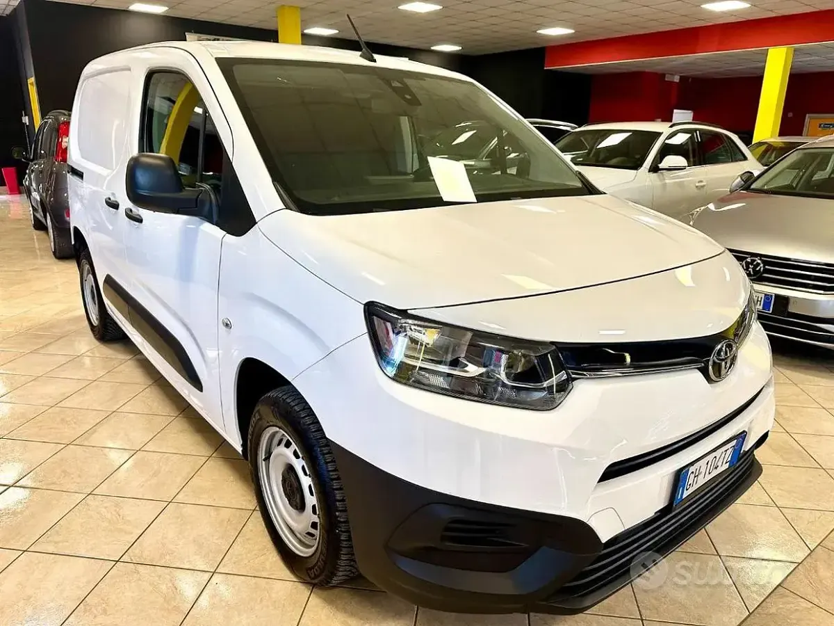 Usata Toyota Proace City 102 CV (75 kW) 2022 Bianco Monovolume