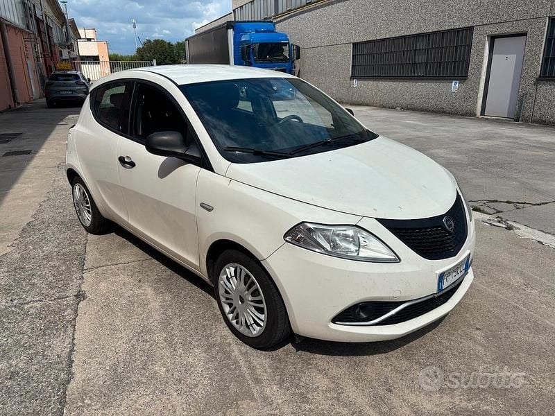 Usata Lancia Ypsilon Silver 69 CV (50 kW) 2018 Bianco Utilitaria