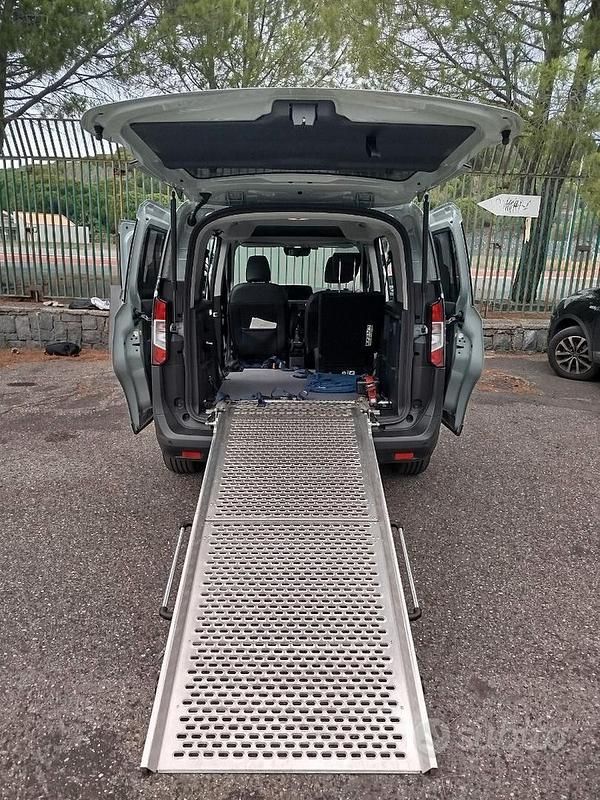 Usata Ford Courier 2024 Nero Monovolume