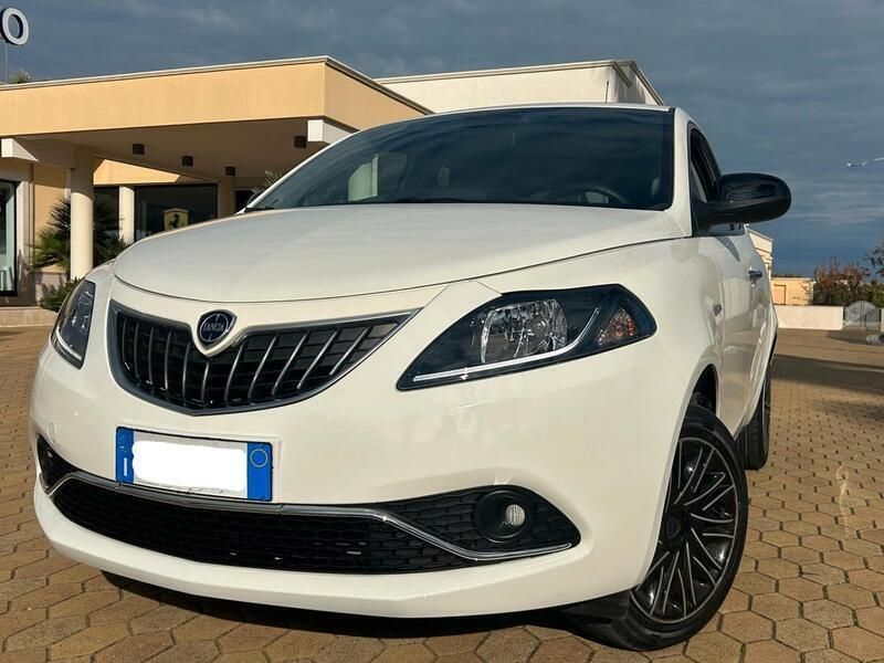 Usata Lancia Ypsilon Gold 69 CV (50 kW) 2022 Bianco Utilitaria