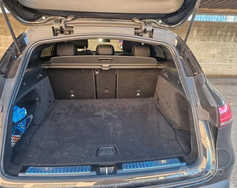 Begagnad Mercedes EQC400 300 kW (408 HK) 2022 Svart SUV