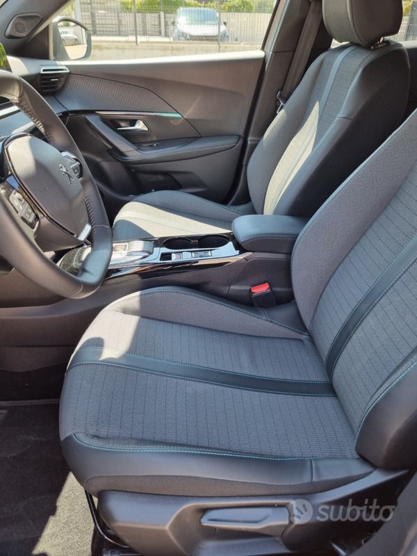 Usata Peugeot 2008 Allure 110 CV (80 kW) 2023 Bianco SUV