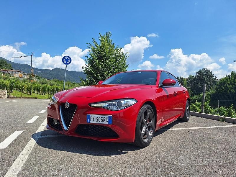 Rosso Usata 2019 Alfa Romeo Giulia Super Tre volumi | 22.000 € (Buon prezzo) - Immagine 1/4