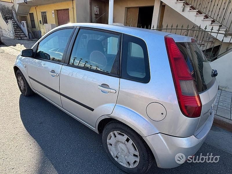 Usata Ford Fiesta 75 CV (55 kW) 2006 Grigio Berlina