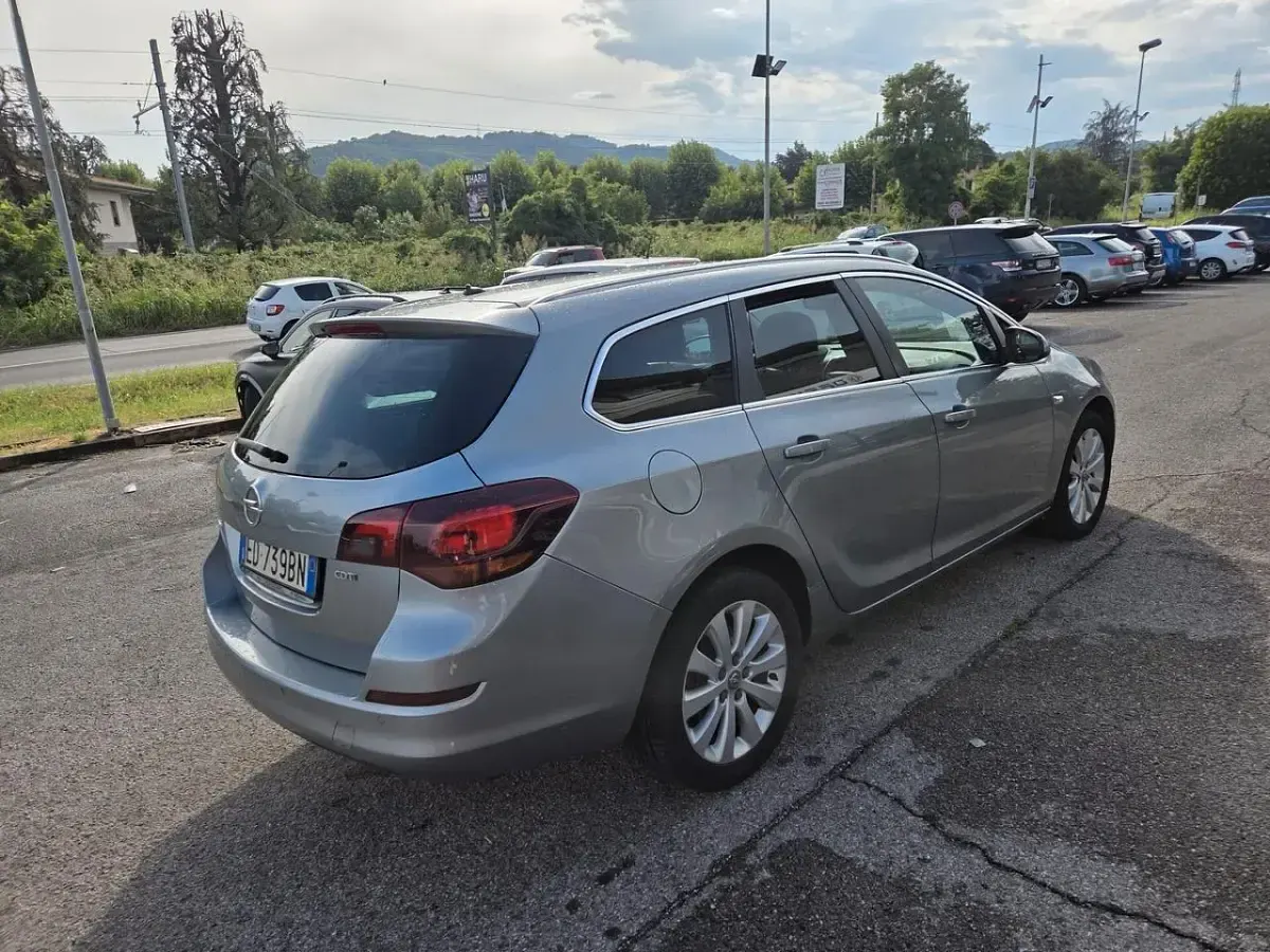 Usata Opel Astra Cosmo 110 CV (80 kW) 2011 Argento Station wagon