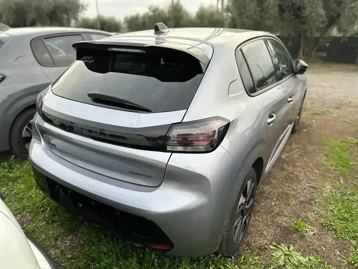 Usado Peugeot 208 Allure 101 CV (74 kW) 2025 Gris Utilitario