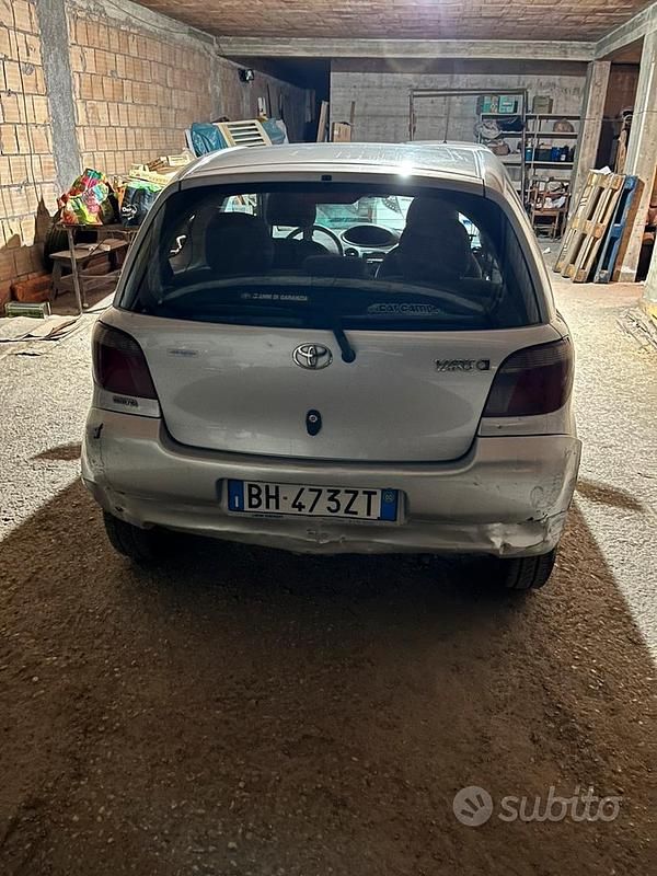 Usata Toyota Yaris 1999 Grigio Berlina