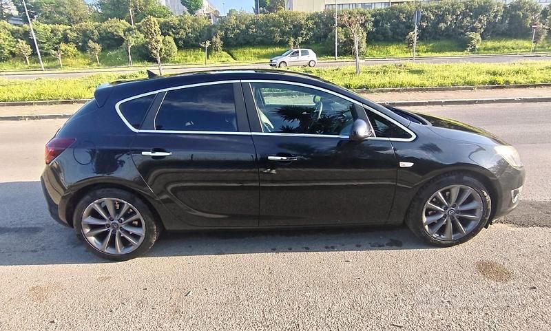 Usata Opel Astra Cosmo 131 CV (96 kW) 2014 Nero Berlina