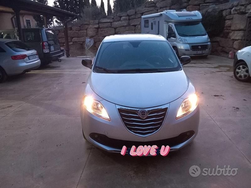Usata Lancia Ypsilon 69 CV (50 kW) 2014 Grigio Utilitaria