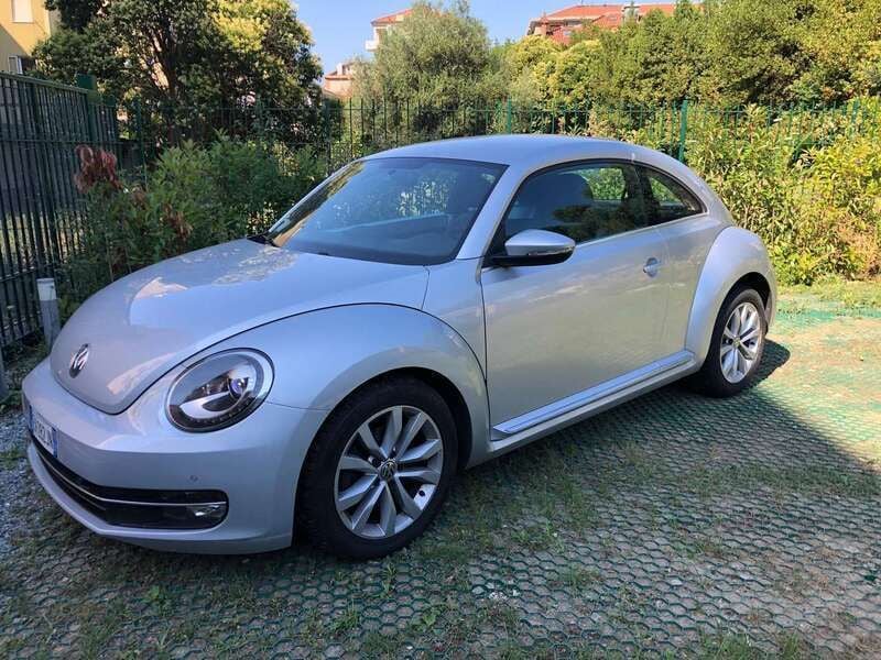 Usata VW Beetle Design 105 CV (77 kW) 2012 Argento Utilitaria