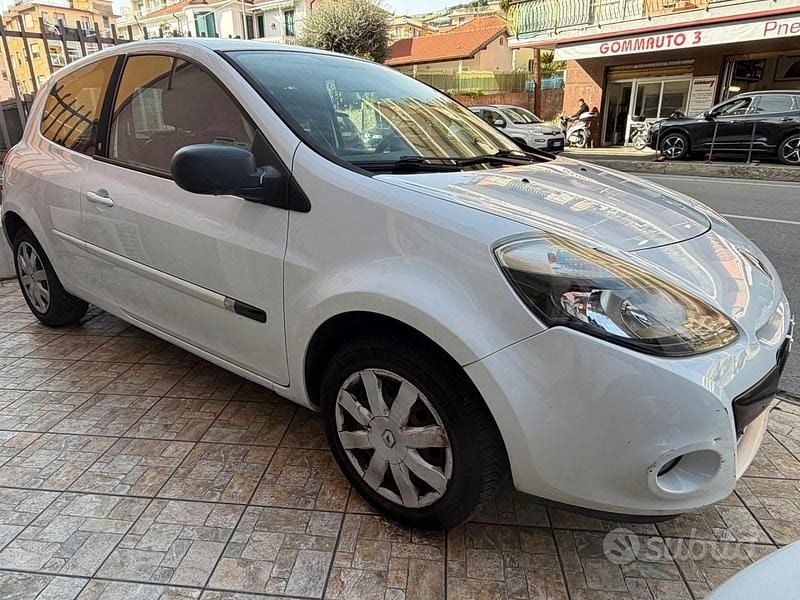 Usata Renault Clio II 75 CV (55 kW) 2010 Bianco Utilitaria