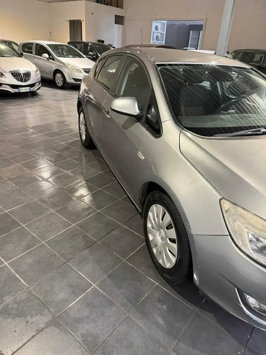 Usata Opel Astra 110 CV (80 kW) 2010 Argento Berlina