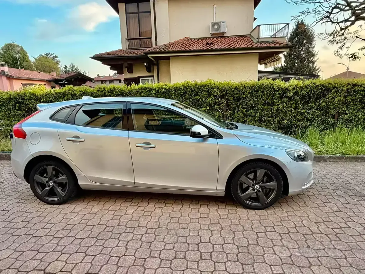 Second-hand Volvo V40 150 CP (110 kW) 2015 Gri Berlinǎ