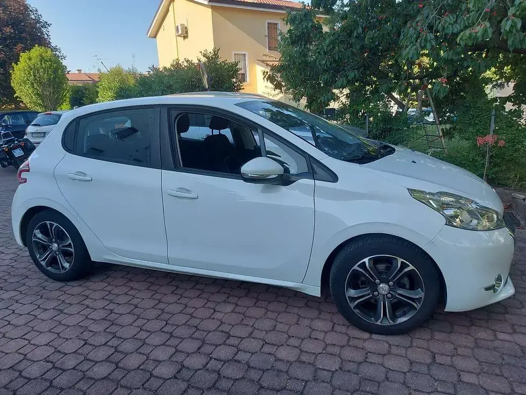 Usata Peugeot 208 Active 68 CV (50 kW) 2013 Bianco Utilitaria