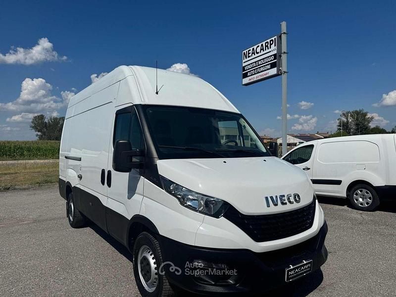 Usata Iveco Daily 156 CV (114 kW) 2021 Bianco pastello Berlina