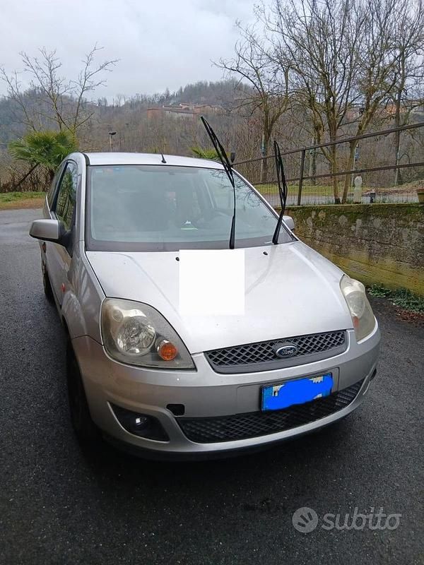 Usata Ford Fiesta Ghia 68 CV (50 kW) 2006 Grigio Berlina