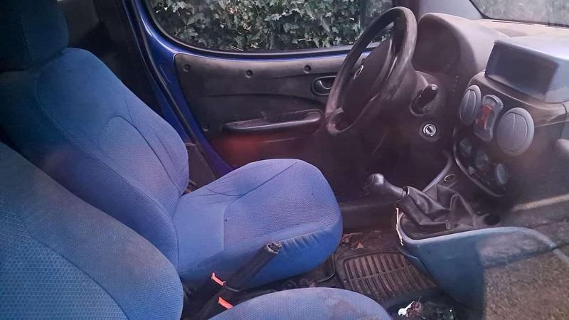 Usata Fiat Doblò 106 CV (77 kW) 2004 Blu/azzurro Monovolume