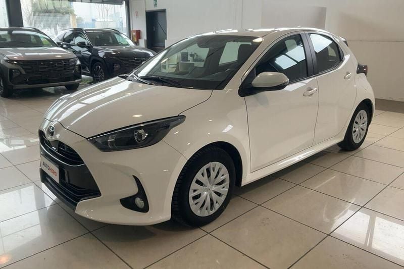 Usata Toyota Yaris Hybrid Business Edition 116 CV (85 kW) 2022 Bianco