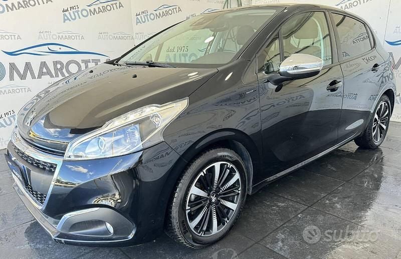 Usata Peugeot 208 Signature Sky 100 CV (73 kW) 2019 Nero Utilitaria