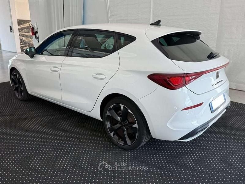 Usata Cupra Leon 150 CV (110 kW) 2024 Bianco metallizzato Berlina