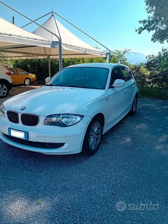 Usata BMW 116 122 CV (89 kW) 2009 Bianco Utilitaria