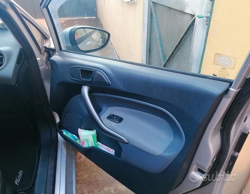 Usata Ford Fiesta 96 CV (70 kW) 2010 Grigio Berlina