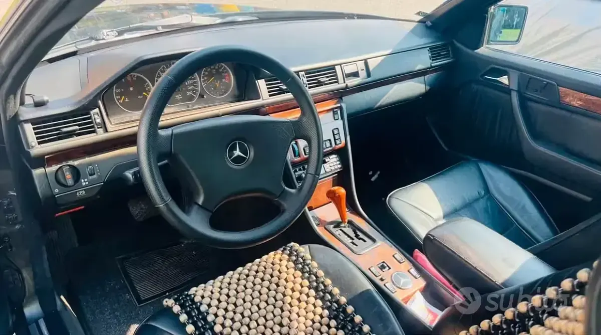 Usata Mercedes E300 220 CV (161 kW) 1991 Nero Coupé
