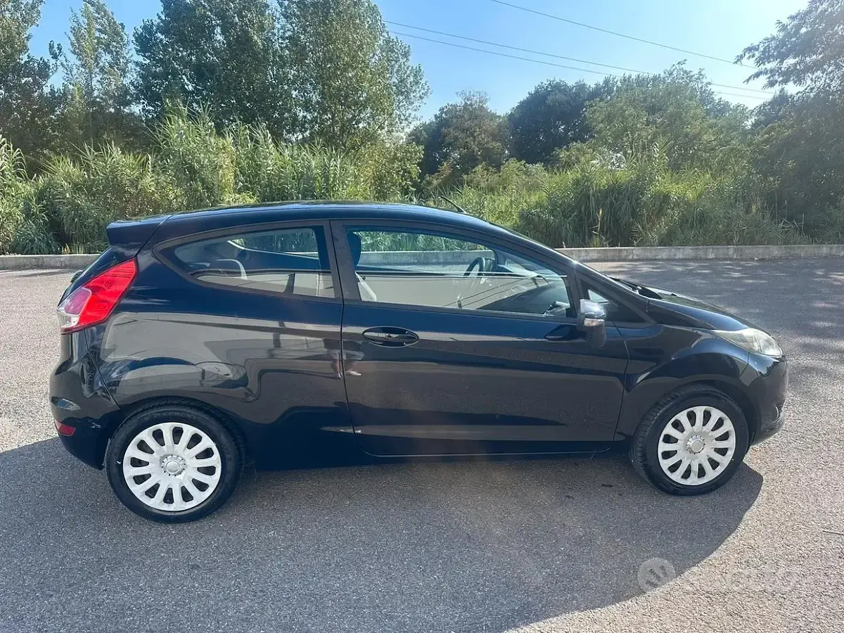 Usata Ford Fiesta 75 CV (55 kW) 2014 Nero Utilitaria
