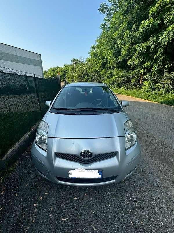 Usata 2010 Toyota Yaris Sol Tre volumi | 2550 € (Super prezzo) - Immagine 1/4